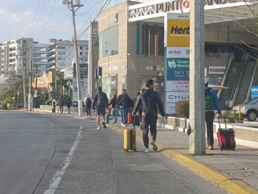 IMG-20260223-WA0104 Se reanuda movilidad de turistas hacia el aeropuerto de Puerto Vallarta tras jornada violenta