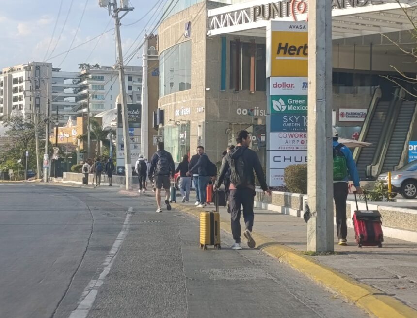 Se reanuda movilidad de turistas hacia el aeropuerto de Puerto Vallarta tras jornada violenta