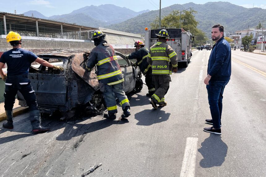 Recorre Luis Munguía zonas afectadas por bloqueos en Puerto Vallarta