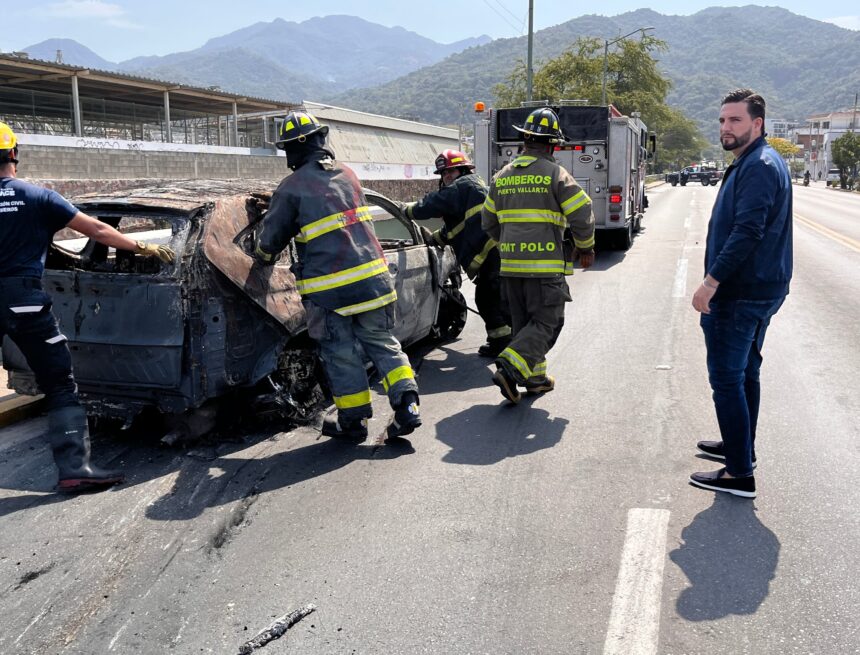 Recorre Luis Munguía zonas afectadas por bloqueos en Puerto Vallarta