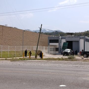 Confirman la fuga de 23 reos y muerte de custodio en penal de Puerto Vallarta