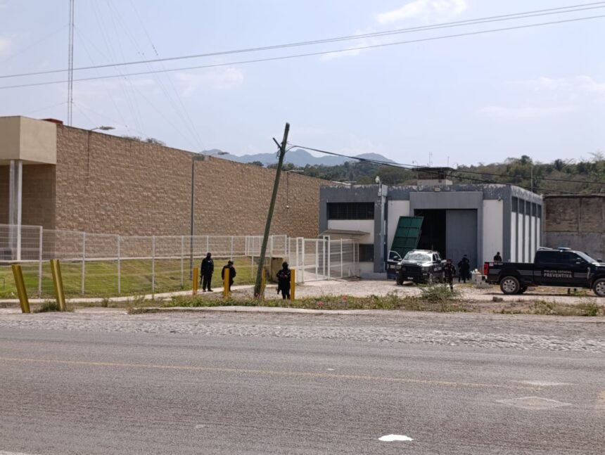 Confirman la fuga de 23 reos y muerte de custodio en penal de Puerto Vallarta