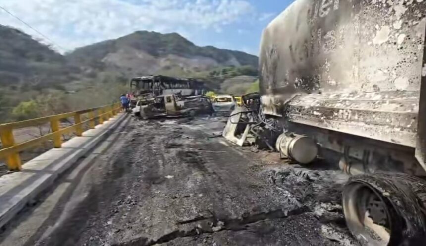 Puente de La Desembocada presenta daño estructural tras hechos violentos en Puerto Vallarta