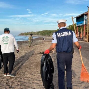Marina recolecta cerca de una tonelada de basura en Playa Boca de Tomates