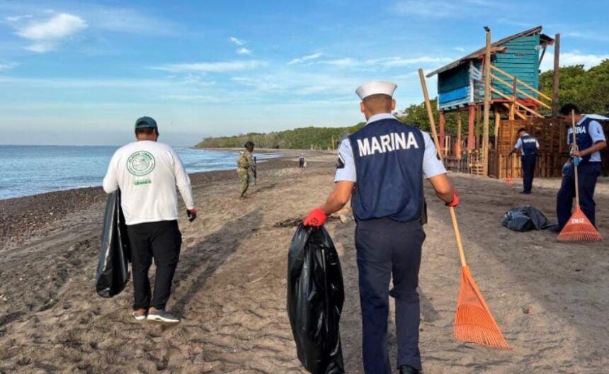 Marina recolecta cerca de una tonelada de basura en Playa Boca de Tomates