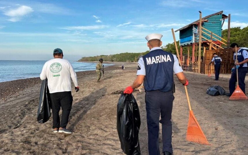 Marina recolecta cerca de una tonelada de basura en Playa Boca de Tomates