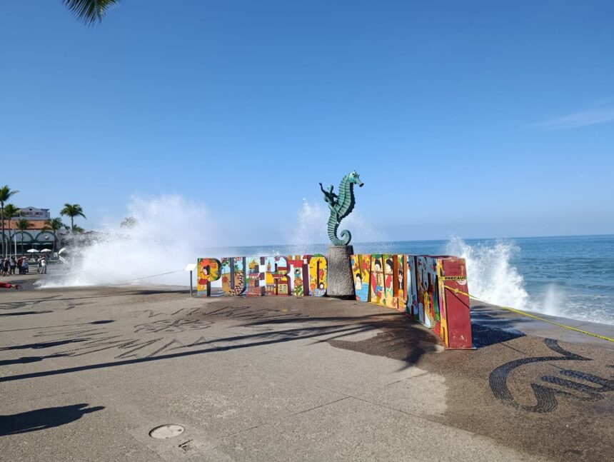 oleaje-malecon Fuerte oleaje en Vallarta derivó de un ciclón extratropical: meteorólogo