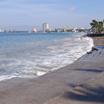 Persisten banderas rojas en la mayoría de playas de Puerto Vallarta