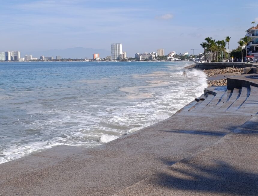 Persisten banderas rojas en la mayoría de playas de Puerto Vallarta