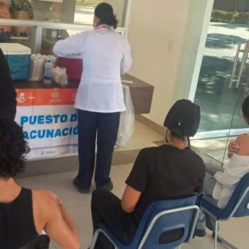 Entre 150 y 200 estudiantes del CUCosta se suman a estrategia contra el sarampión en Puerto Vallarta
