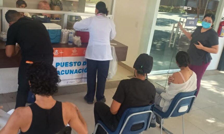 vacunación Entre 150 y 200 estudiantes del CUCosta se suman a estrategia contra el sarampión en Puerto Vallarta