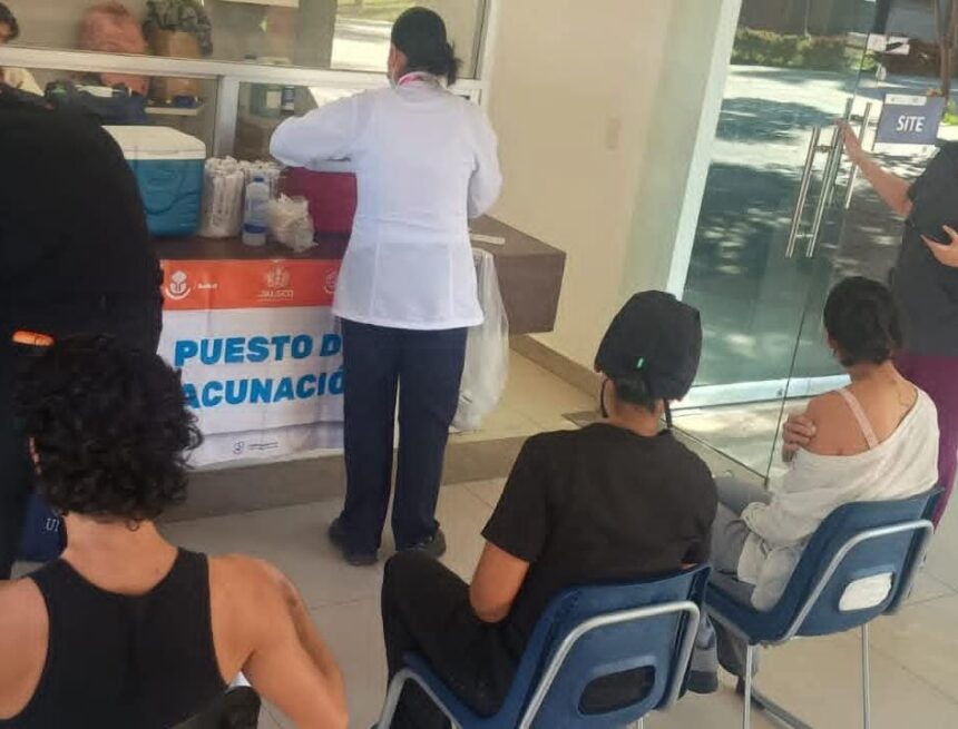 Entre 150 y 200 estudiantes del CUCosta se suman a estrategia contra el sarampión en Puerto Vallarta