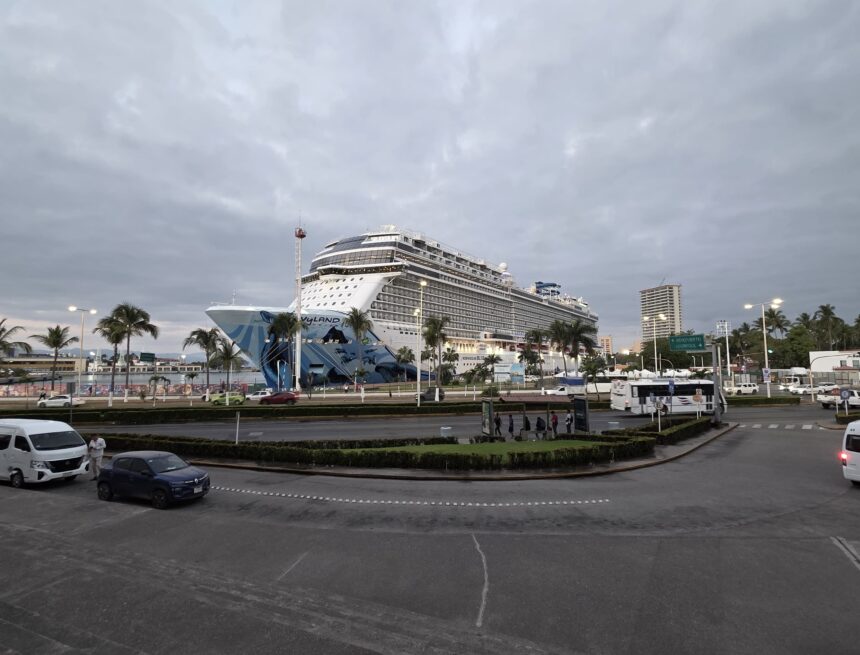 Vuelven los cruceros a Puerto Vallarta; atraca el primero del mes con más de 4 mil 500 pasajeros