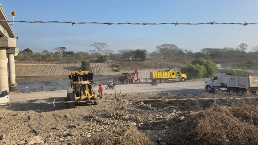 Refuerzan paso alternativo sobre el rio Mascota tras daños en el puente de La Desembocada