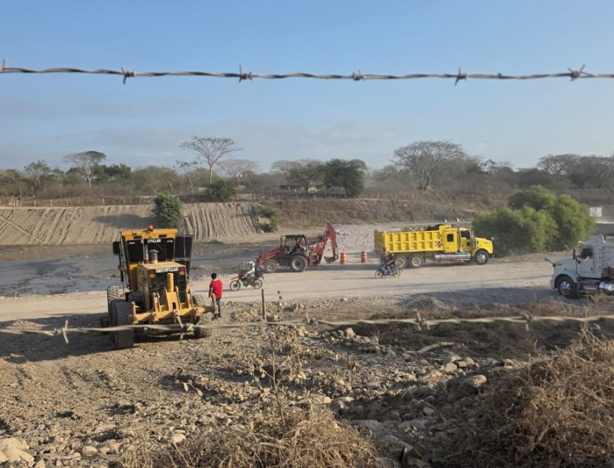 Refuerzan paso alternativo sobre el rio Mascota tras daños en el puente de La Desembocada