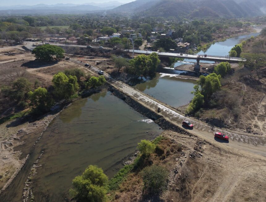 Concluye colado del puente La Desembocada