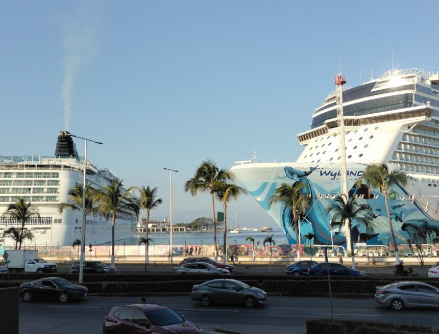 Abril inicia con doble arribo de cruceros en Puerto Vallarta; esperan 26 durante el mes