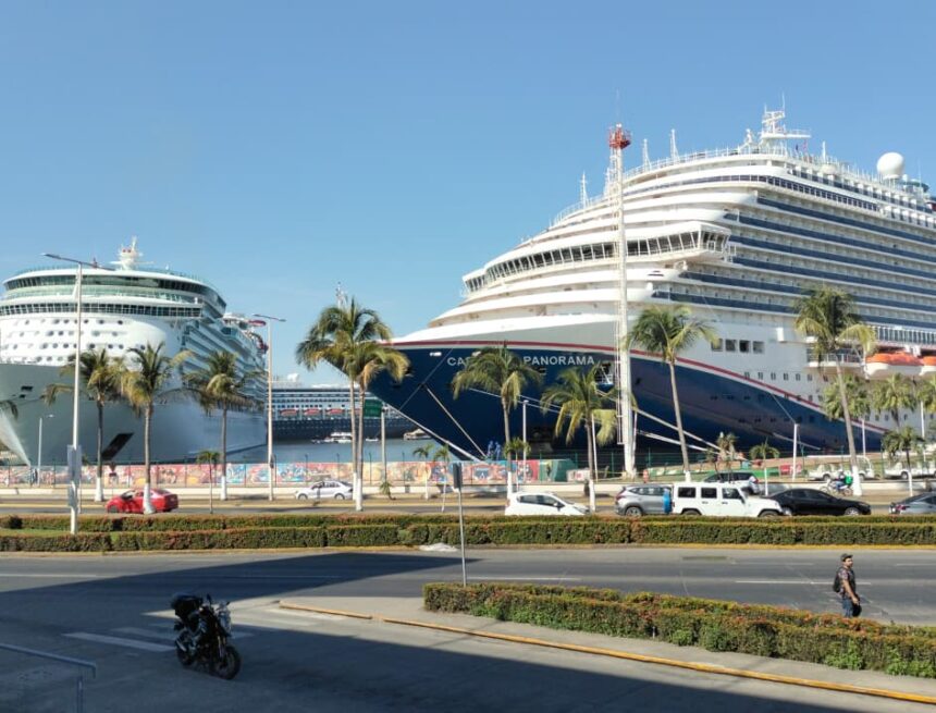 Miles de turistas internacionales llegan a Puerto Vallarta con triple arribo de cruceros