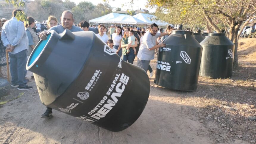 Entregan tinacos a familias de Lomas de Enmedio