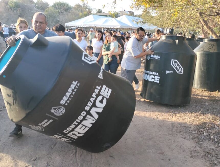 Entregan tinacos a familias de Lomas de Enmedio