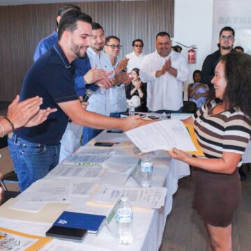 Munguía entrega títulos de propiedad a familias de Rancho Nácar y Valle Azul