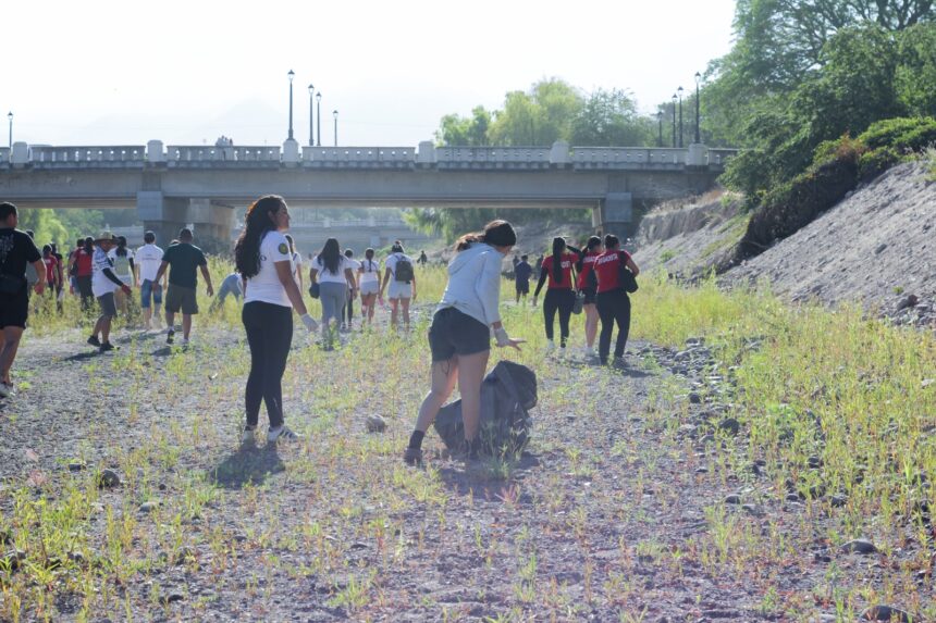 Realizan jornada de limpieza en el río Pitillal