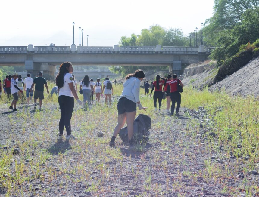 Realizan jornada de limpieza en el río Pitillal