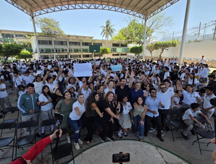 Munguía anuncia construcción de domo en la Técnica 3 y festejo para estudiantes