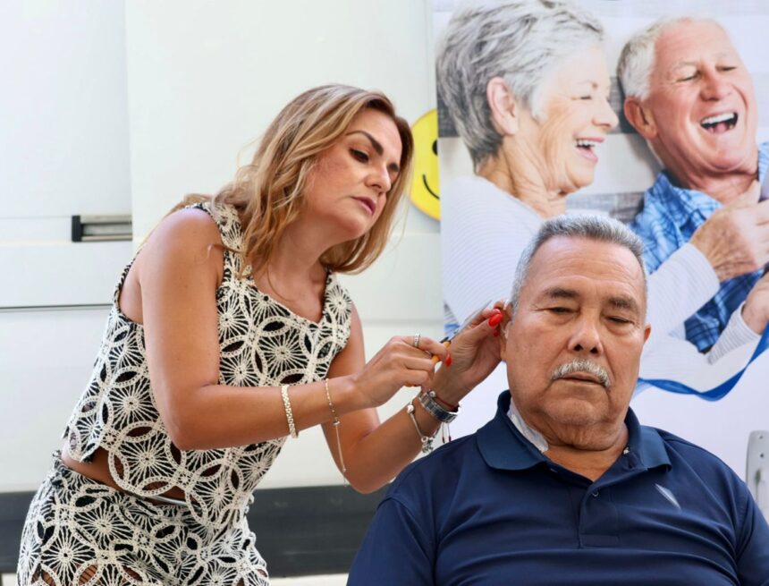 Entregan auxiliares auditivos a usuarios de DIF Vallarta