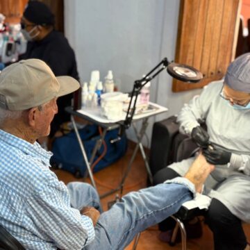 Jornada gratuita de podología beneficia a adultos mayores en Cabo Corrientes