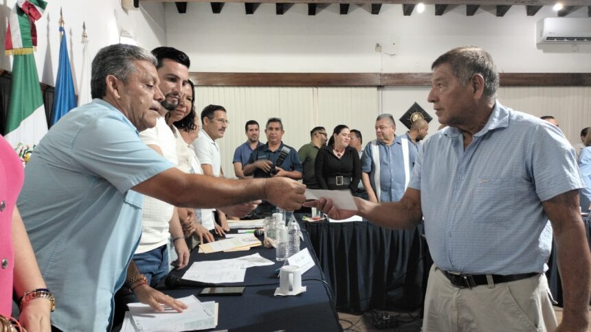 Entregan apoyos económicos a pescadores de Puerto Vallarta