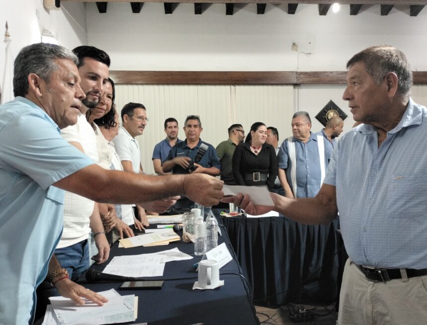 Entregan apoyos económicos a pescadores de Puerto Vallarta