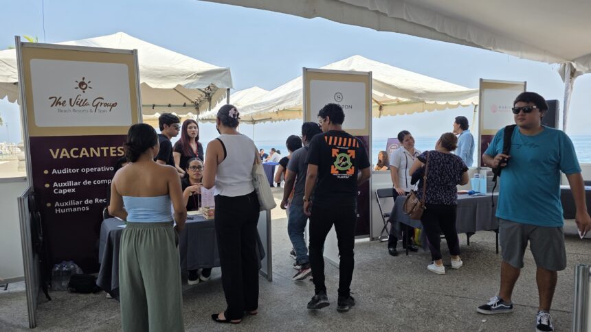 Ofertan más de 700 vacantes en feria del empleo de Puerto Vallarta