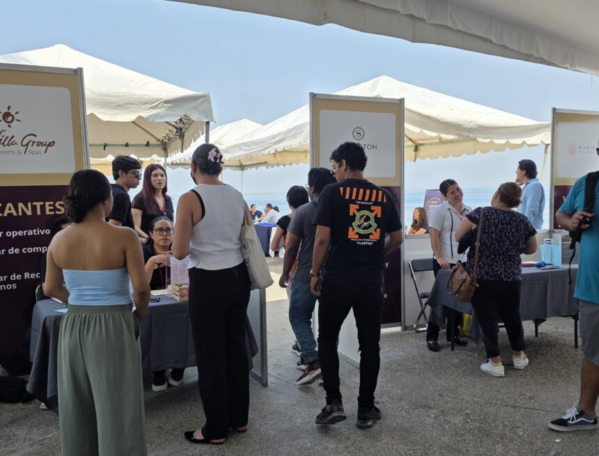 Ofertan más de 700 vacantes en feria del empleo de Puerto Vallarta