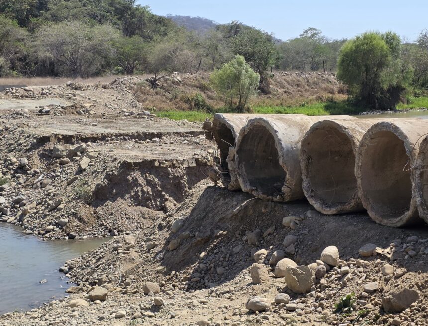 Retiran paso alterno sobre el río Mascota