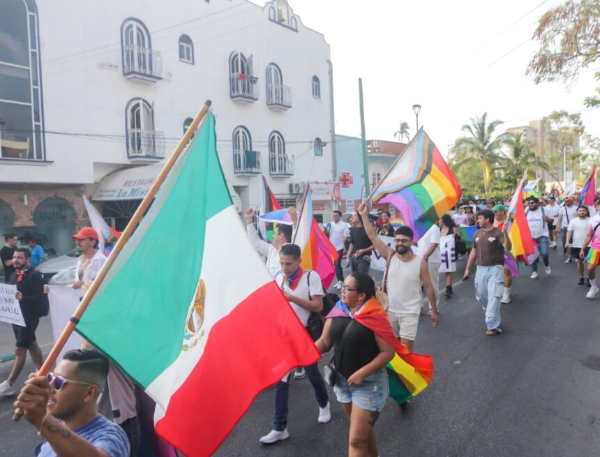 Marchan en contra la homofobia, la transfobia y la bifobia