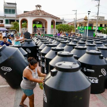 Entrega SEAPAL tinacos gratuitos a familias de Las Juntas