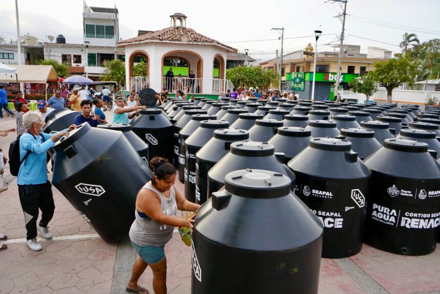 Entrega SEAPAL tinacos gratuitos a familias de Las Juntas