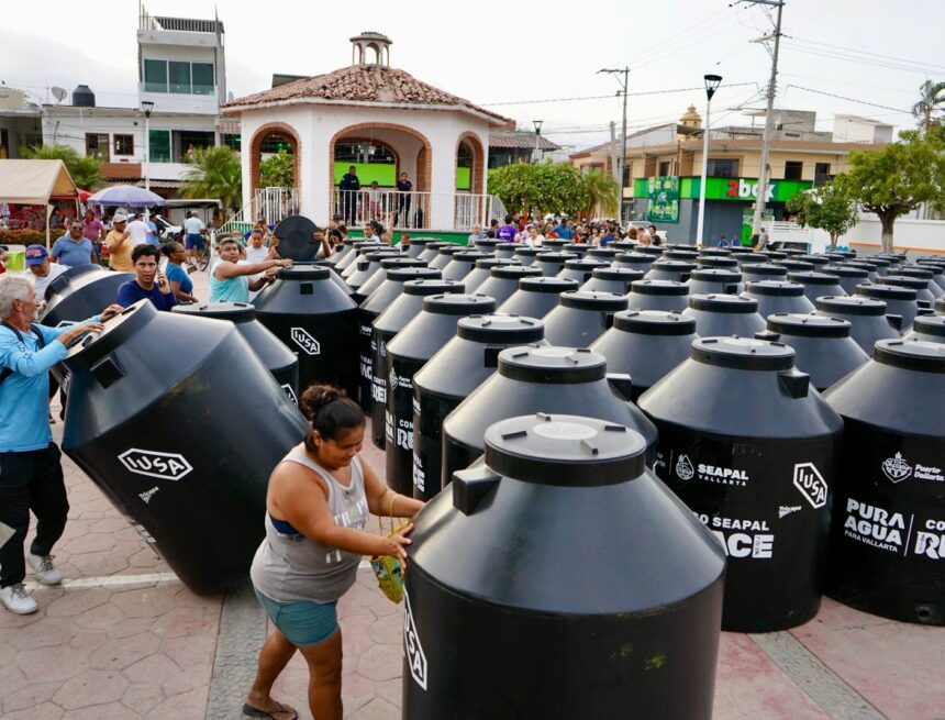 Entrega SEAPAL tinacos gratuitos a familias de Las Juntas