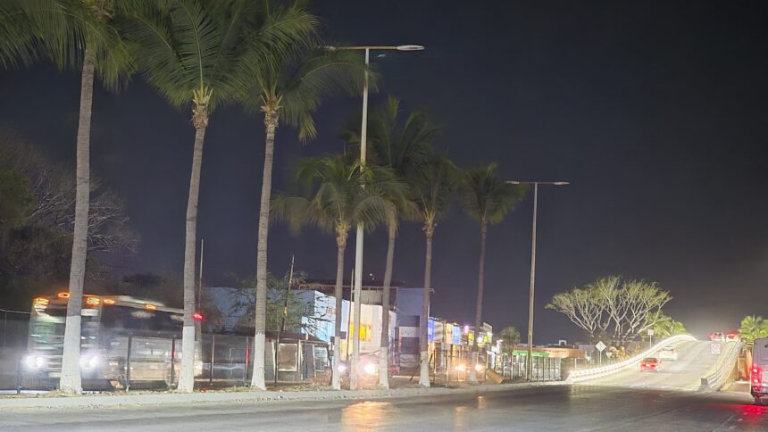 IMG-20260526-WA0034 Denuncian falta de iluminación en el puente peatonal del nodo vial de Las Juntas en Puerto Vallarta