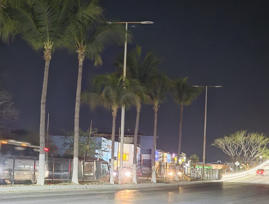 Denuncian falta de iluminación en el puente peatonal del nodo vial de Las Juntas en Puerto Vallarta