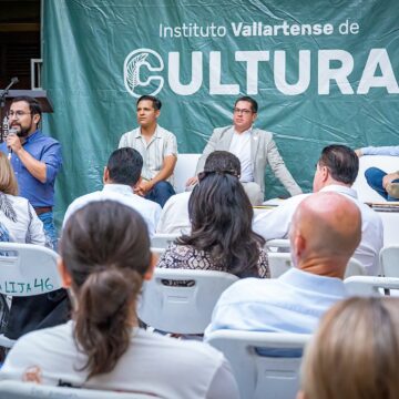 Con conferencia y exhibición de archivos históricos inauguran festejos de aniversario de Vallarta