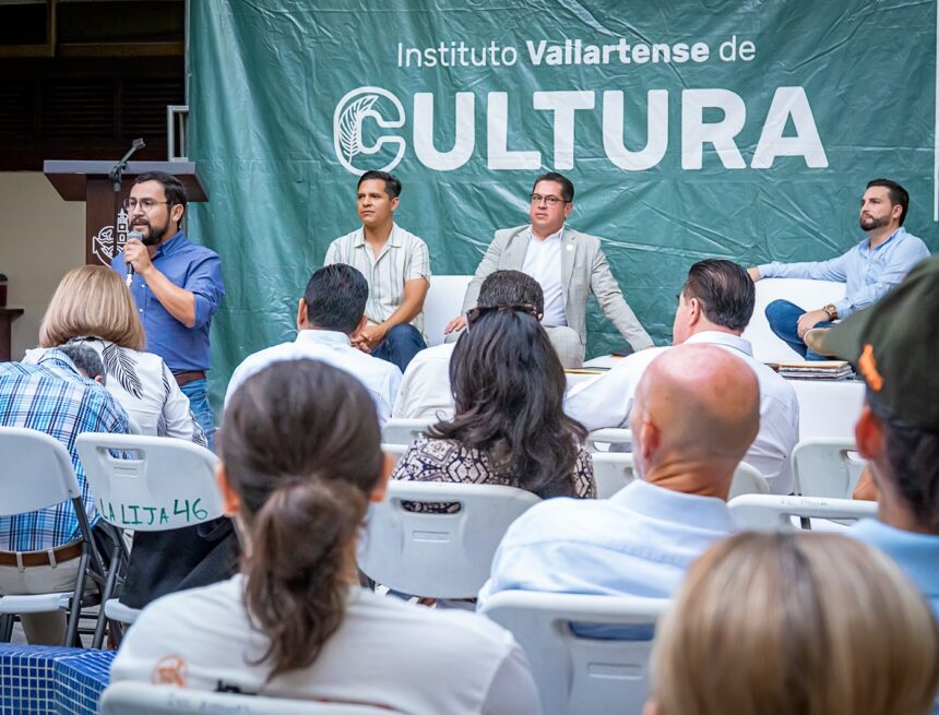 Con conferencia y exhibición de archivos históricos inauguran festejos de aniversario de Vallarta