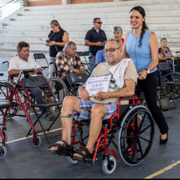 Entrega Club Rotario sillas de ruedas a usuarios de DIF Vallarta