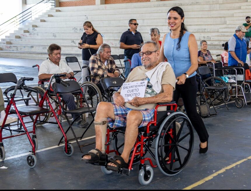 Entrega Club Rotario sillas de ruedas a usuarios de DIF Vallarta