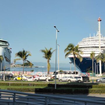 Puerto Vallarta recibe a miles de cruceristas en el último doble arribo de la temporada