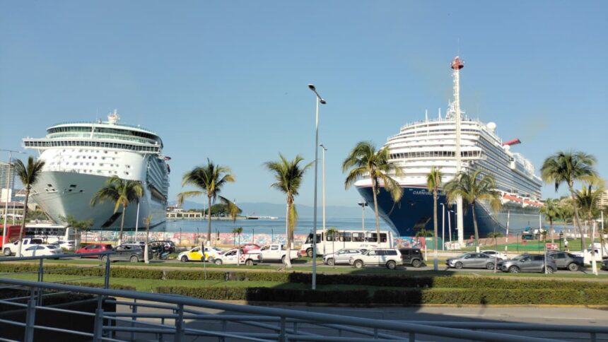 Puerto Vallarta recibe a miles de cruceristas en el último doble arribo de la temporada