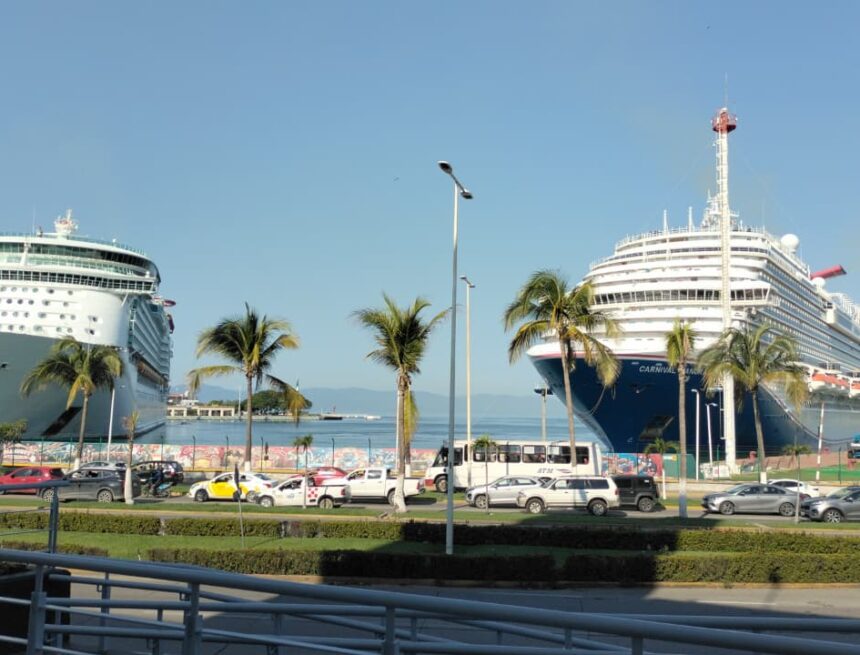 Cruceros Puerto Vallarta recibe a miles de cruceristas en el último doble arribo de la temporada