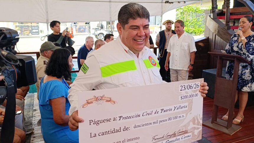 Protección Civil y Bomberos de Puerto Vallarta recibe donativo por 200 mp
