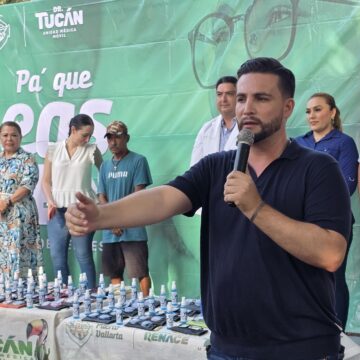Habitantes de la Colonia Jardines reciben lentes gratuitos